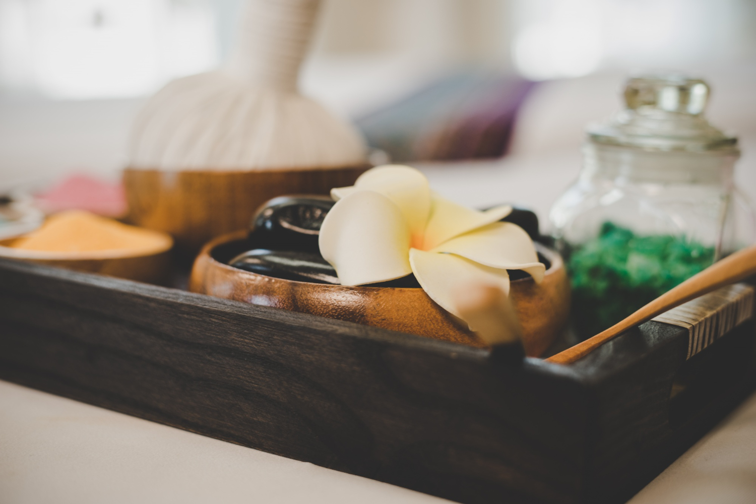 Rituel spa zen avec galets, frangipanier et soins naturels chez sylvie-dupin à Bordeaux